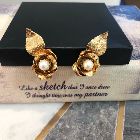 Vintage Jewelry - Vintage gold flowers clip earrings with pearl